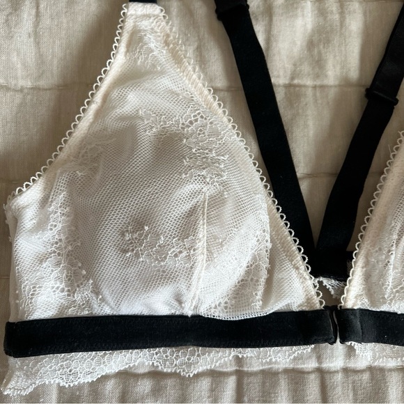 Victoria’s Secret White Chantilly Lace Front Close Triangle Bralette Size Medium - Picture 8 of 15